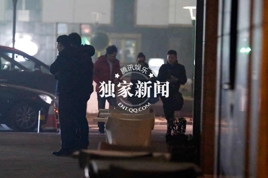 李冰冰相約任泉御姐范十足 時刻關注手機顯神秘 