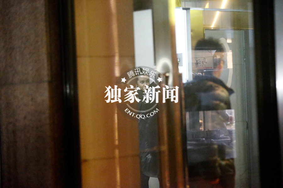 李冰冰相約任泉御姐范十足 時刻關注手機顯神秘 