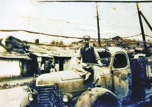 楊光在朝鮮和愛車吉斯150。