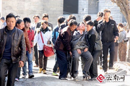 66歲的村民許紹忠妻子今天才安葬，家園也在今天被毀，悲傷中昏迷多次。