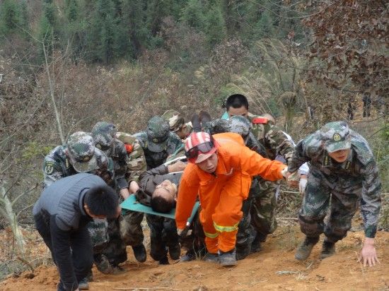 貴州從江超載客車(chē)翻下山坡