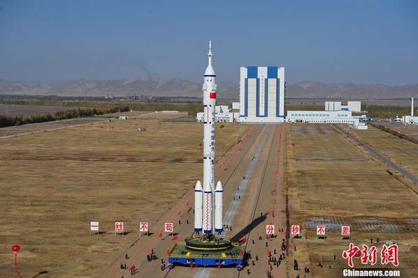 神舟八號(hào)飛船在酒泉衛(wèi)星發(fā)射中心擇機(jī)發(fā)射。中新社發(fā) 宿東 攝