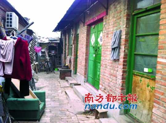 北京王四營(yíng)鄉(xiāng)雙合村102號(hào)院，中間的鐵門(mén)處即為“黑監(jiān)獄”。 王星