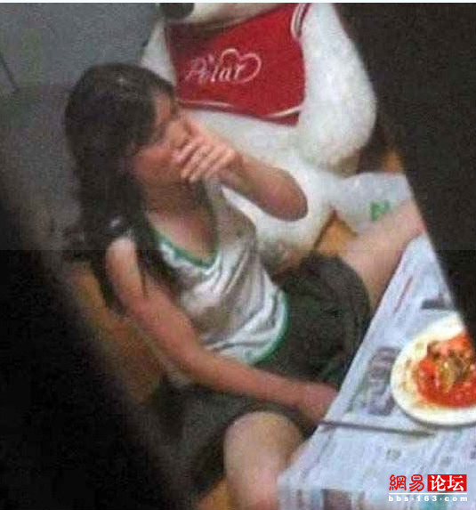 震驚臥室偷拍 關(guān)好自己家門(mén)窗啊
