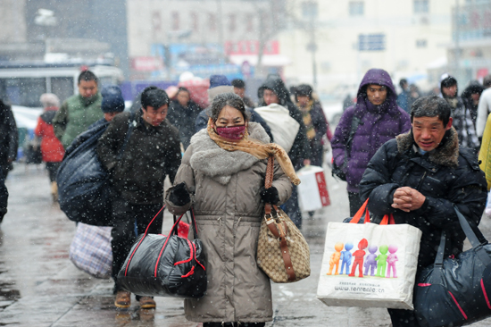 風(fēng)雪難阻歸家路 實(shí)拍大雪中的春運(yùn)