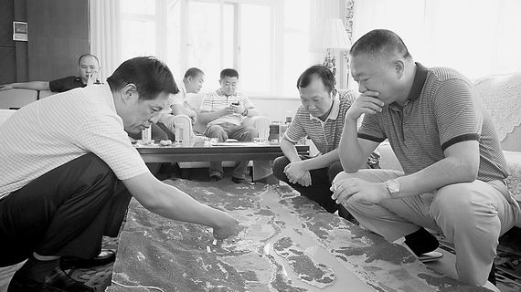 中國“10·5”案專案組追捕糯康時在研究案情。