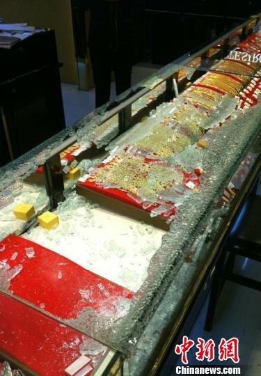 江蘇泰州金鷹老鳳祥金鋪柜臺被砸黃金被劫（圖）