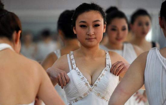 在藝考中，女學生為了追求更好的狀態(tài)亮相，掀起整容熱潮