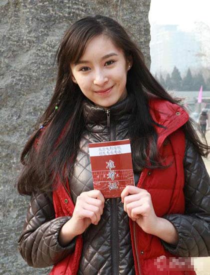 在藝考中，女學(xué)生為了追求更好的狀態(tài)亮相，掀起整容熱潮
