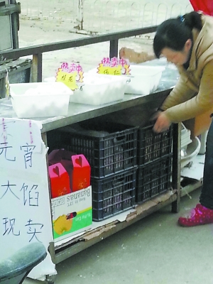 頭天沒賣掉的元宵和原料就放在攤柜里，沒有任何遮擋。