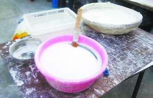 露天擺放的制作原料。