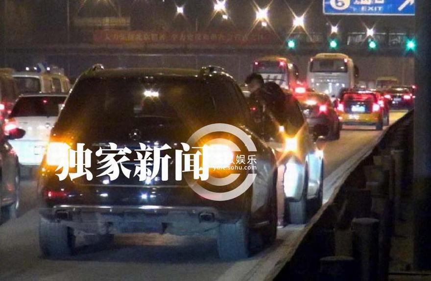 追星：趙薇深夜返家出剮蹭事故 朱丹挽神秘男寒風陪吸煙