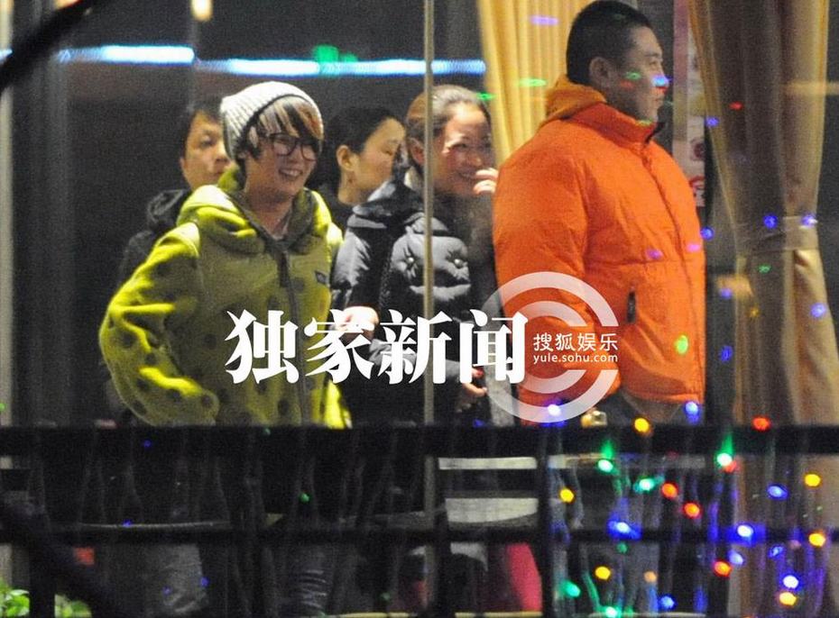 追星：徐克攜小女友深夜覓食無(wú)交流 吳京謝楠深夜會(huì)有秀恩愛(ài)