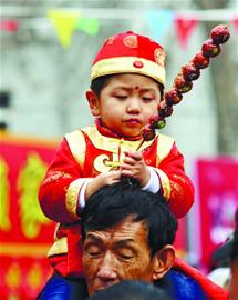 糖球會(huì)3天迎88萬(wàn)人次 傳統(tǒng)燈謎遇網(wǎng)絡(luò)阻擊眾人忙百度