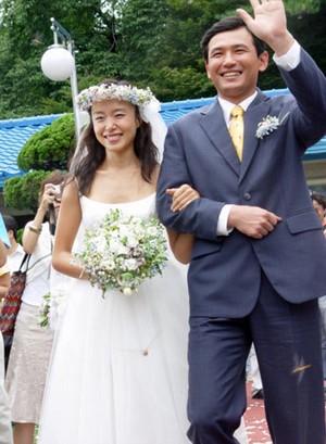 揭嫁豪門女星：李英愛誕龍鳳胎 韓彩英9年戀愛長(zhǎng)跑