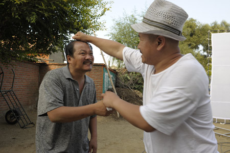 《鄉(xiāng)村愛(ài)情》里的演員都是本山傳媒集團(tuán)下的演員，是本山的弟子
