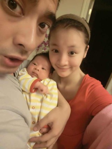 陳龍愛(ài)子滿(mǎn)月 小寶寶一雙烏黑大眼搶鏡