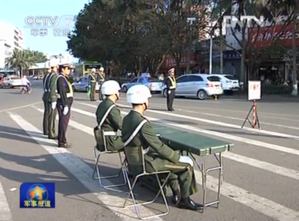 央視視頻截圖：解放軍加強(qiáng)軍車檢查。