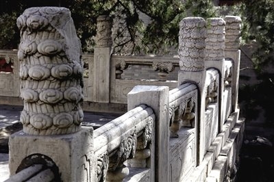 2月27日，記者在頤和園南湖島涵虛堂發(fā)現(xiàn)，欄桿上的一個云龍紋石雕望柱頭失蹤。 記者 郭鐵流（圖片來源：新京報）