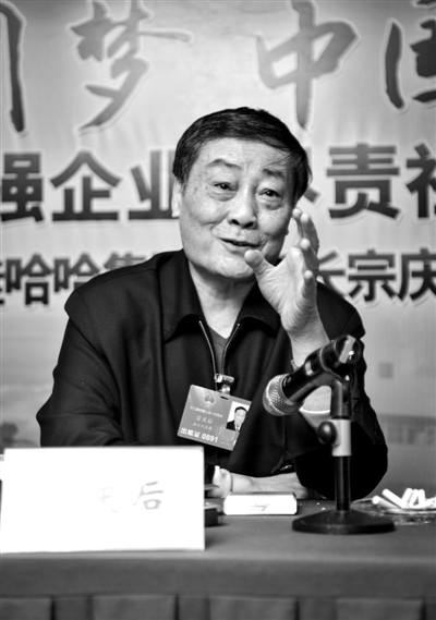 昨日，蟬聯(lián)中國(guó)內(nèi)地首富的全國(guó)人大代表、娃哈哈集團(tuán)董事長(zhǎng)宗慶后，到京參加全國(guó)人大會(huì)議。實(shí)習(xí)生 楊奉焓