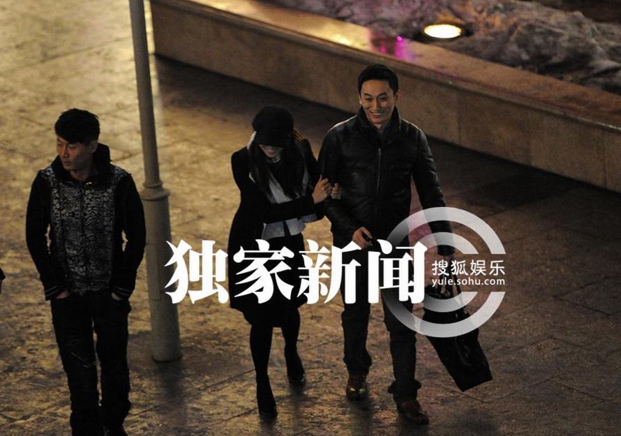 伊能靜深夜出街挽神秘男 疑戀上新任經(jīng)紀人