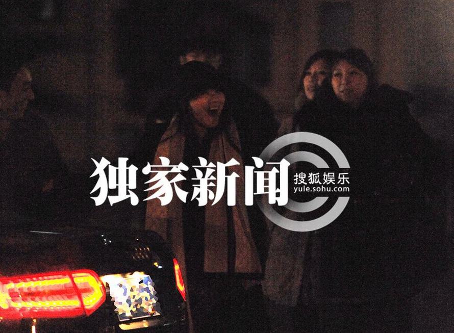 伊能靜深夜出街挽神秘男 疑戀上新任經(jīng)紀人