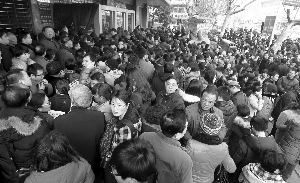 早上市民排長(zhǎng)隊(duì)，等華僑路交易中心開(kāi)門
