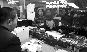 “人人人人人人人人華僑路房產(chǎn)交易大廳人人人人人人人人人。”昨天一大早，“@現(xiàn)代快報(bào)”微博用這句話來(lái)形容南京房產(chǎn)交易登記的火爆。