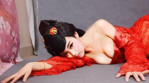 組圖：網(wǎng)絡(luò)紅人潘春春寫(xiě)真曝光 因尺度大膽走紅