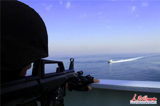 原文配圖：演練中，海盜小艇快速向我艦艇沖鋒，實(shí)施攻擊，特戰(zhàn)隊(duì)員快速鎖定目標(biāo)。