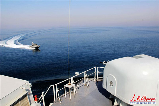 原文配圖：演練中，海盜小艇向我海軍微山湖艦沖鋒，實施攻擊，我艦艇火炮迅速鎖定目標。