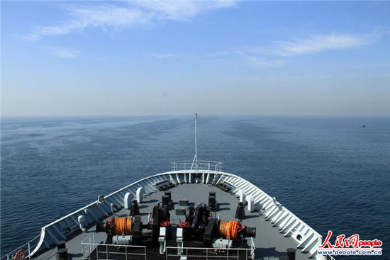 原文配圖：航行中的微山湖艦，正在進行反海盜演練。