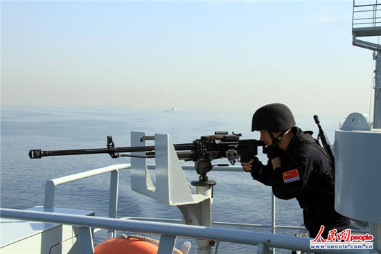 原文配圖：演練中，微山湖艦特戰(zhàn)隊(duì)員時(shí)刻保持警惕，準(zhǔn)備實(shí)施防衛(wèi)。