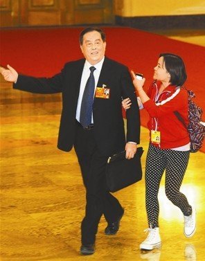 鐵道部部長(zhǎng)盛光祖被攔下，欣然接受采訪