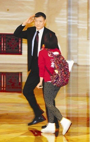 住房和城鄉(xiāng)建設(shè)部部長(zhǎng)姜偉新敬禮婉拒采訪，匆匆離去