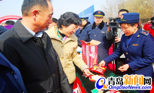 首發(fā):315維權日 青島10部門現場打假(組圖)