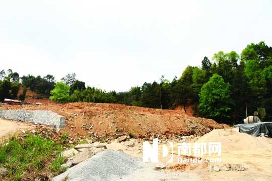 惠州地派鎮(zhèn)地派溫泉酒店對面，是曾廣興所稱倒土的位置，但現(xiàn)場并無大量棄土，當?shù)卮逦卜裾J曾有大量棄土。