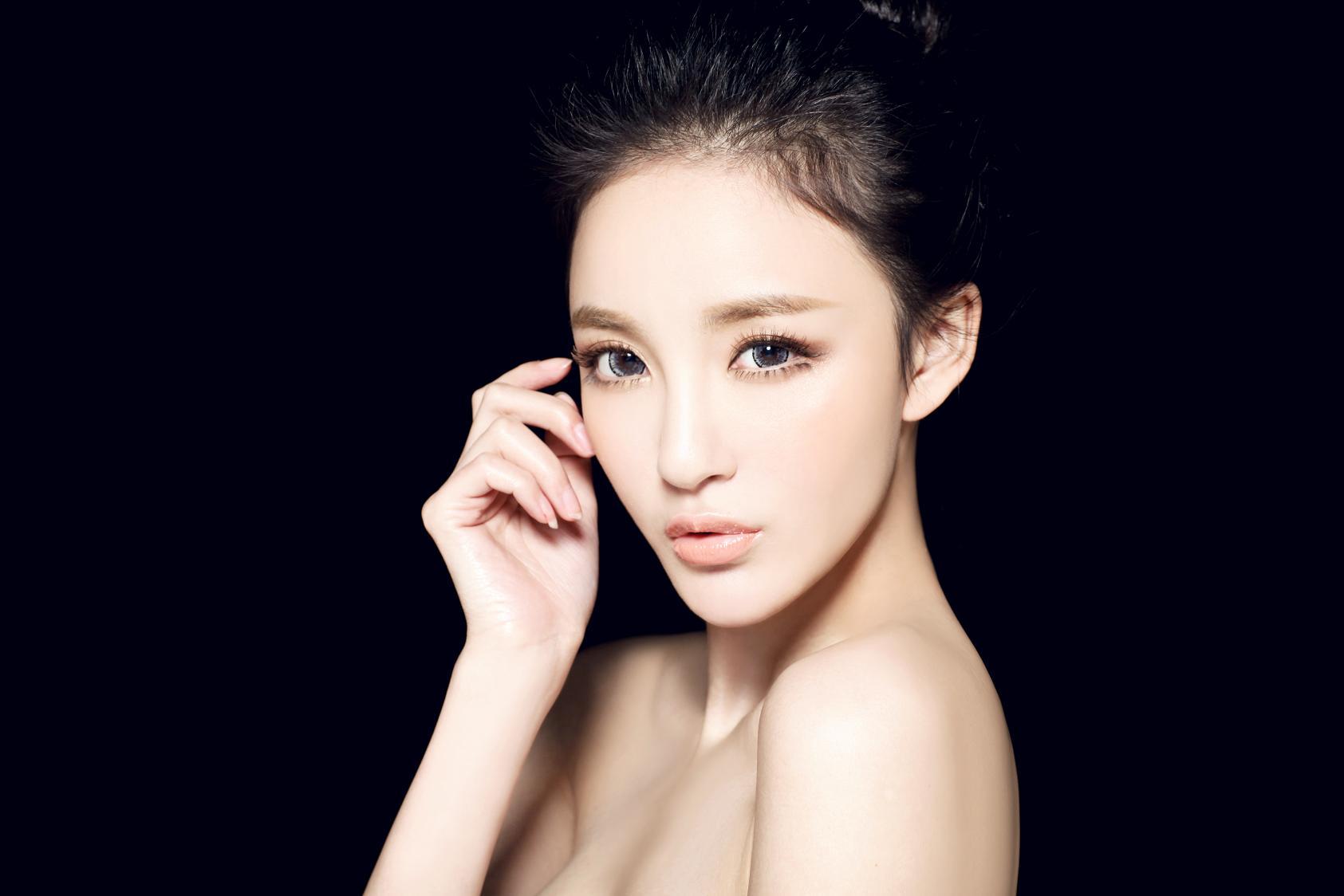 劉雨欣黑色視覺(jué)寫(xiě)真 展現(xiàn)完美面部輪廓