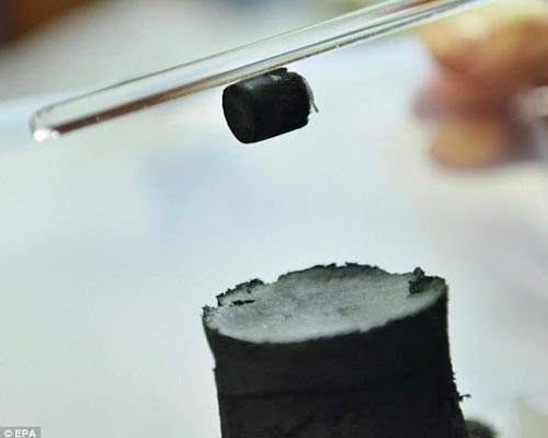 研究人員采用玻璃棒所帶的靜電，取下一片石墨稀氣膠凝體。