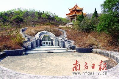 趙海濱父親的墓與思親亭緊挨，十分氣派。項仙君 攝