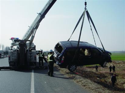 司機打瞌睡商務(wù)車滾進路邊溝