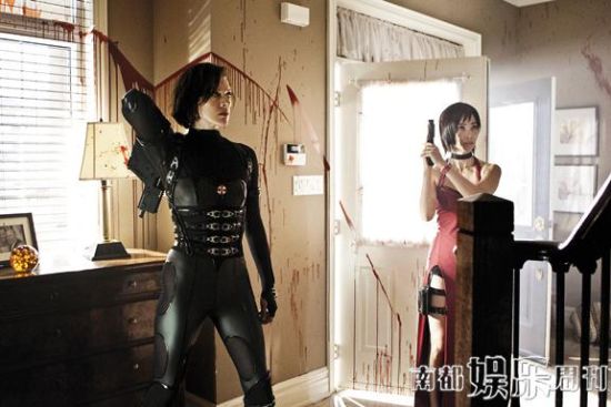 李冰冰在《生化危機(jī)5》中演艾達(dá)，和米拉大破喪尸危機(jī)。