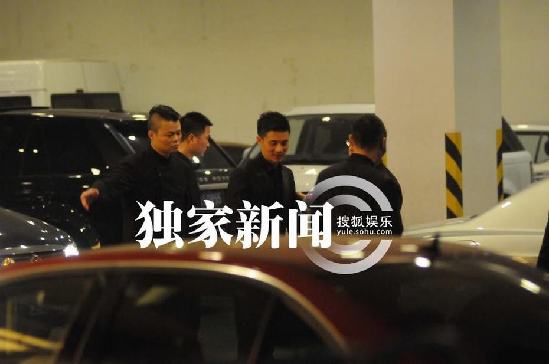 汪小菲許雅鈞坐千萬(wàn)豪車赴夜總會(huì) 保鏢成群未見(jiàn)大小S