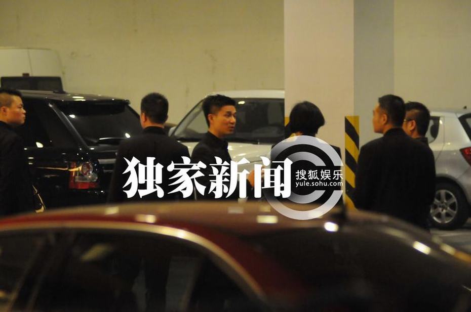 汪小菲許雅鈞坐千萬(wàn)豪車赴夜總會(huì) 保鏢成群未見大小S