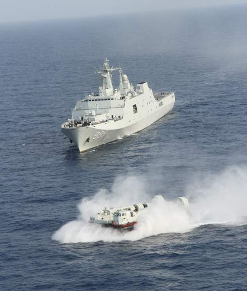 氣墊艇與井岡山艦在進行協(xié)同訓練。新華社發(fā) 甘俊 攝