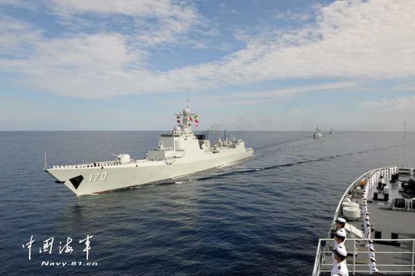 中國海軍大編隊(duì)航行至曾母暗沙。