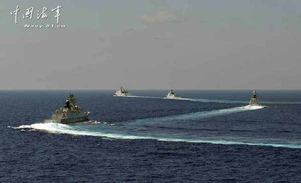 中國海軍大編隊(duì)在曾母暗沙。