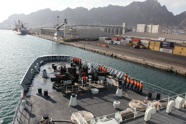 資料圖：解放軍“千島湖”艦駛?cè)胍查T亞丁港。