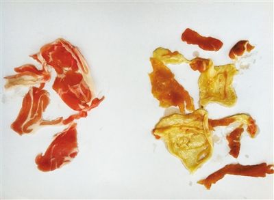純羊肉卷解凍后呈鮮紅色(左)。從新發(fā)地牛羊肉批發(fā)市場(chǎng)商戶(hù)高佳處買(mǎi)的摻假羊肉卷(右)，解凍后肥瘦分散，顏色發(fā)黃。