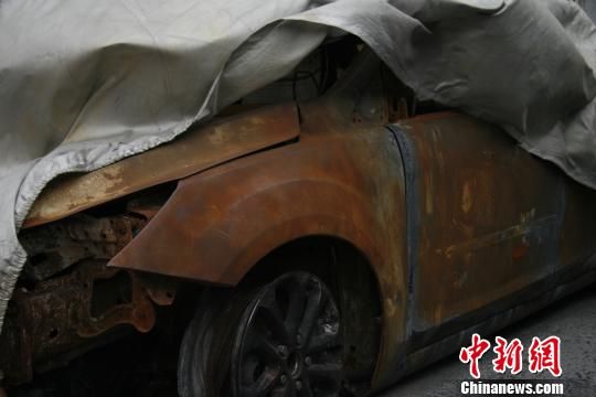 由于溝通無果，車主將被燒毀的車停在了位于杭州沈半路的萬國福特4s店 趙小燕 攝